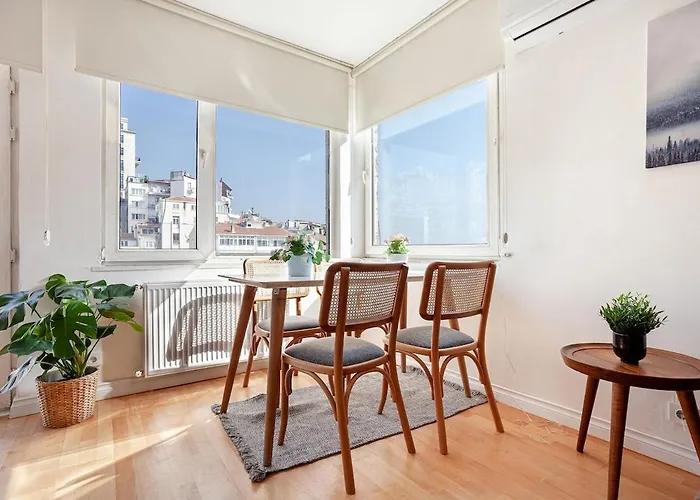 Magnificent View Great Location Apartment *